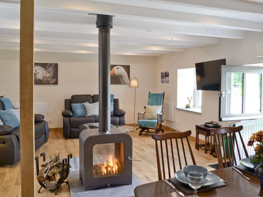 how much does it cost to install a wood burning stove uk?